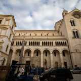 ...affiancata dall�imponente veduta laterale romanica dall�adiacente Cattedrale, crea un singolare quanto affascinante contrasto stilistico davvero unico in tutta la citt� vecchia